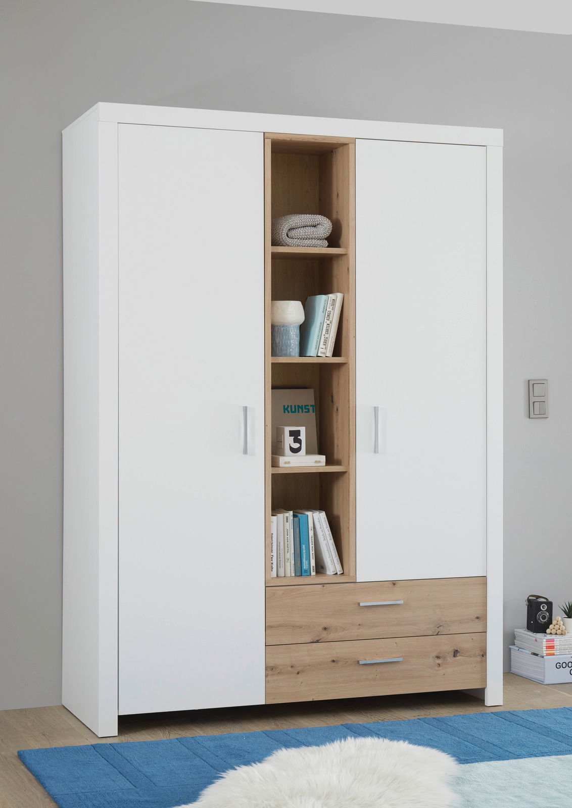 Moderner weißer Drehtürenschrank mit zwei Türen und offenen Regalfächern in der Mitte, aus Holz, mit zwei Schubladen unten. Frontalansicht.