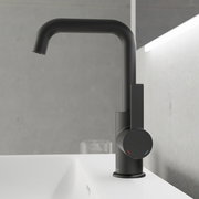 Moderne schwarze Waschtischarmatur in seitlicher Perspektive auf einem weißen Waschbecken montiert.