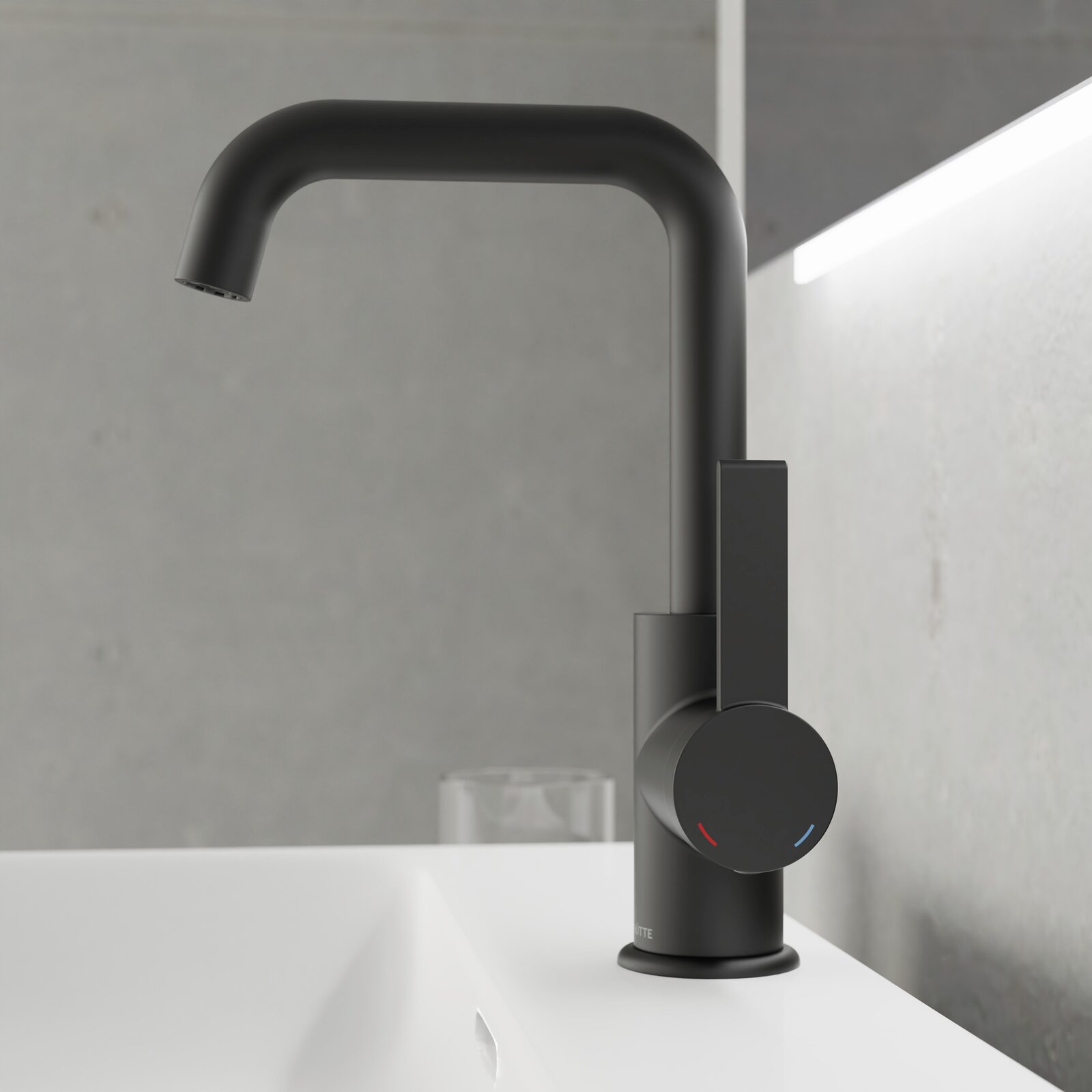 Moderne schwarze Waschtischarmatur in seitlicher Perspektive auf einem weißen Waschbecken montiert.