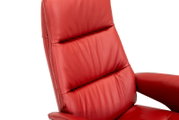 Rode lederen relaxfauteuil, close-up vanaf de zijkant