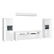 Wohnkombination in Weiß mit zwei hohen Schränken und einem TV-Board, frontal betrachtet.