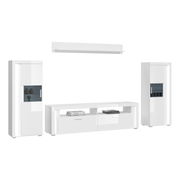 Wohnkombination in Weiß mit zwei hohen Schränken und einem TV-Board, frontal betrachtet.