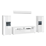Wohnkombination in Weiß mit zwei hohen Schränken und einem TV-Board, frontal betrachtet.