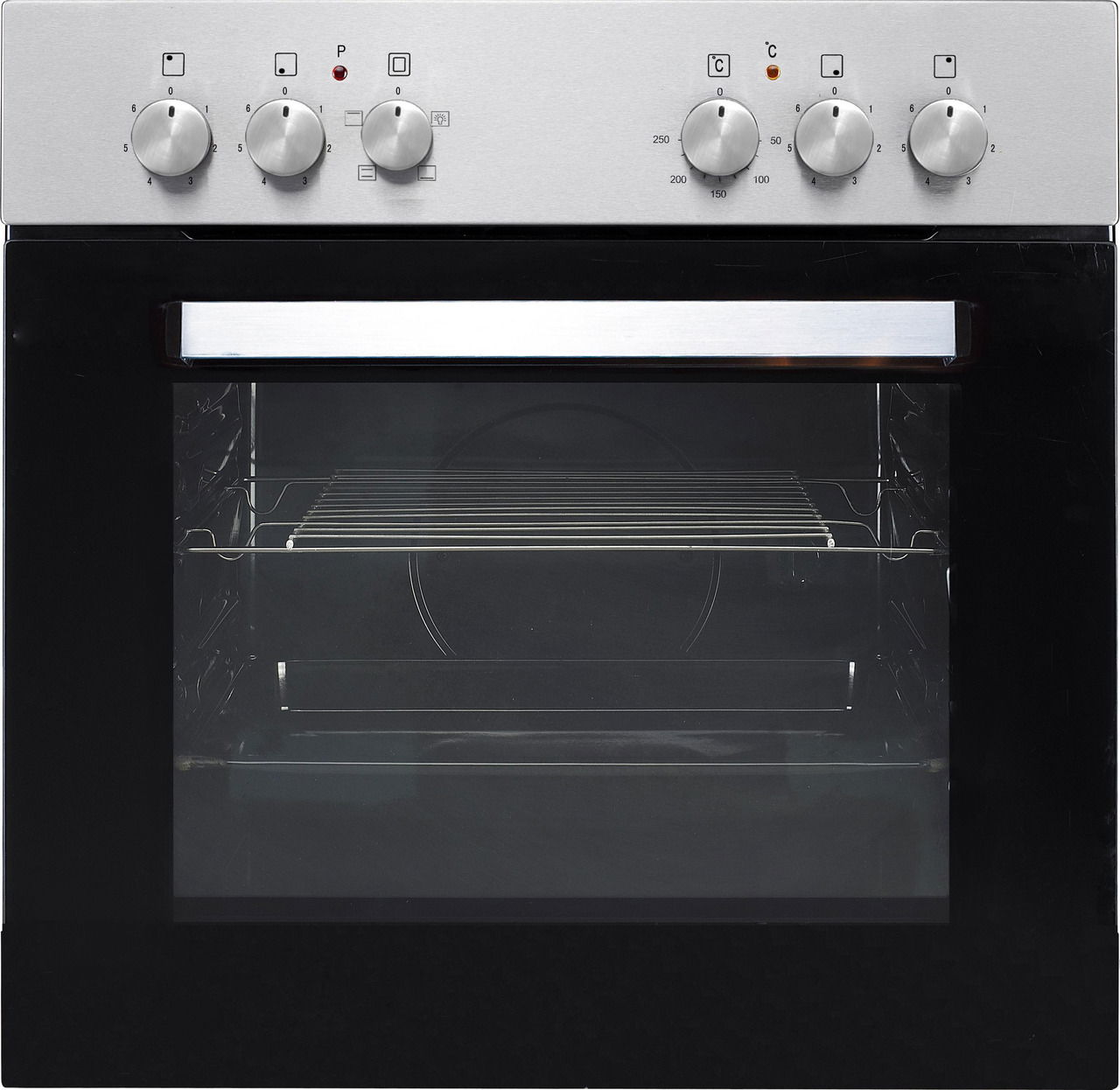 Frontansicht eines modernen Backofens mit Edelstahlknöpfen und Glastür.