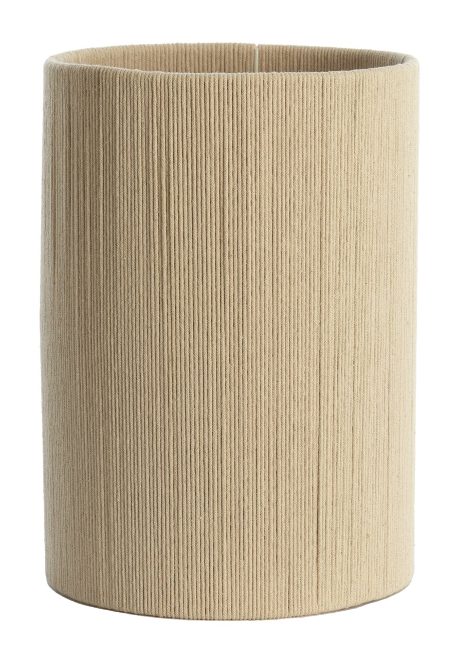Zylindrischer, beige-farbener Lampenschirm mit gerippter Textur, frontal fotografiert.