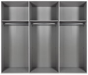 Dreiteiliger Schwebetürenschrank in grauer Farbe, Innenansicht mit drei Fächern, Kleiderstangen und Regalböden, frontale Perspektive.