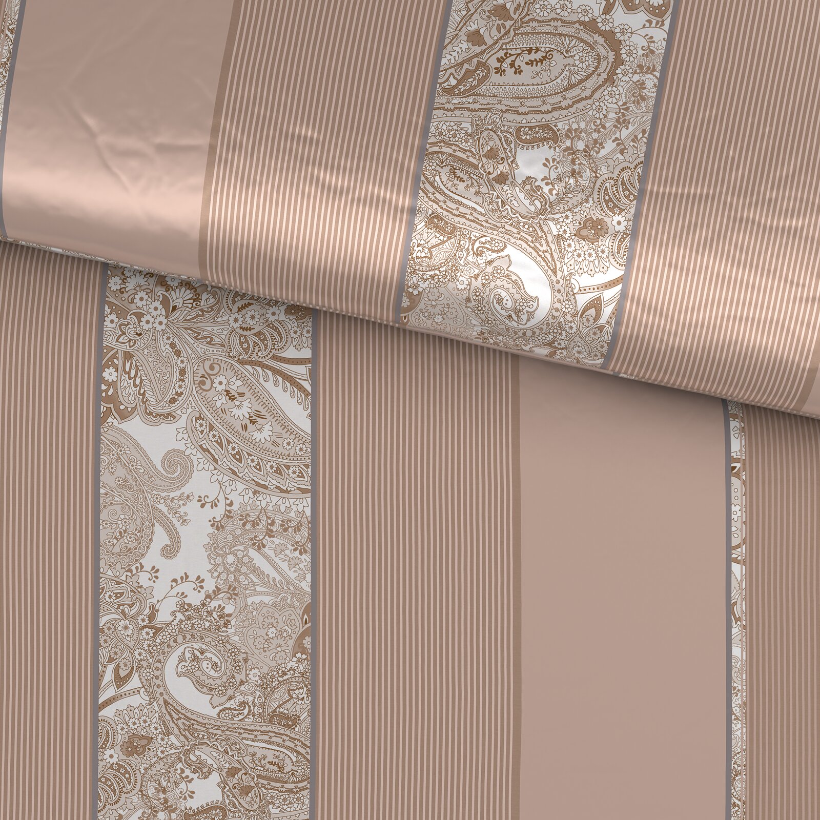 Nahaufnahme aus schräger Draufsicht auf eine gerollte Tapete in Beige mit Streifen und Paisley-Ornamentmuster