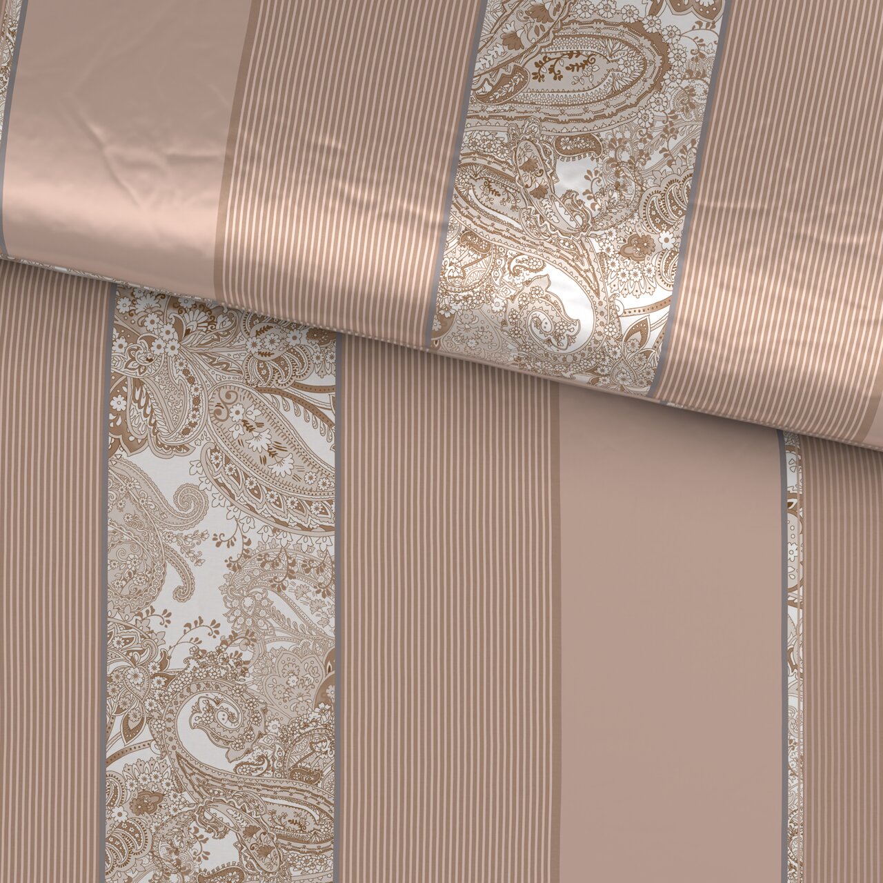 Nahaufnahme aus schräger Draufsicht auf eine gerollte Tapete in Beige mit Streifen und Paisley-Ornamentmuster