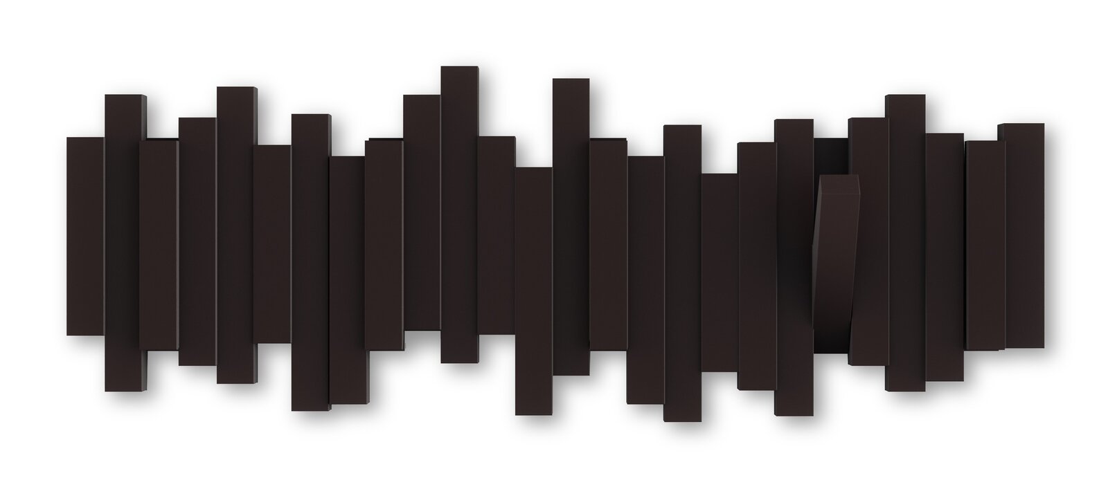 Moderne Wandgarderobe mit vertikalen, unterschiedlich langen Streben in dunkler Farbe, frontal betrachtet.