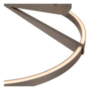 Nahaufnahme einer modernen LED-Deckenleuchte mit gebürstetem Metallrahmen und leuchtendem Ring, schräg von unten im Detail gezeigt