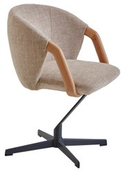 Moderne draaistoel met beige stoffen bekleding, houten armleuningen en een zwart metalen onderstel, zijaanzicht