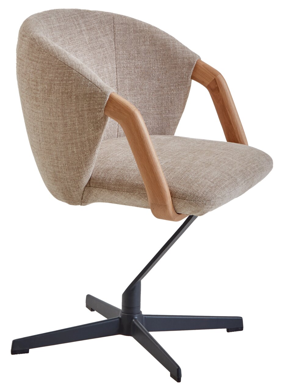 Moderne draaistoel met beige stoffen bekleding, houten armleuningen en een zwart metalen onderstel, zijaanzicht