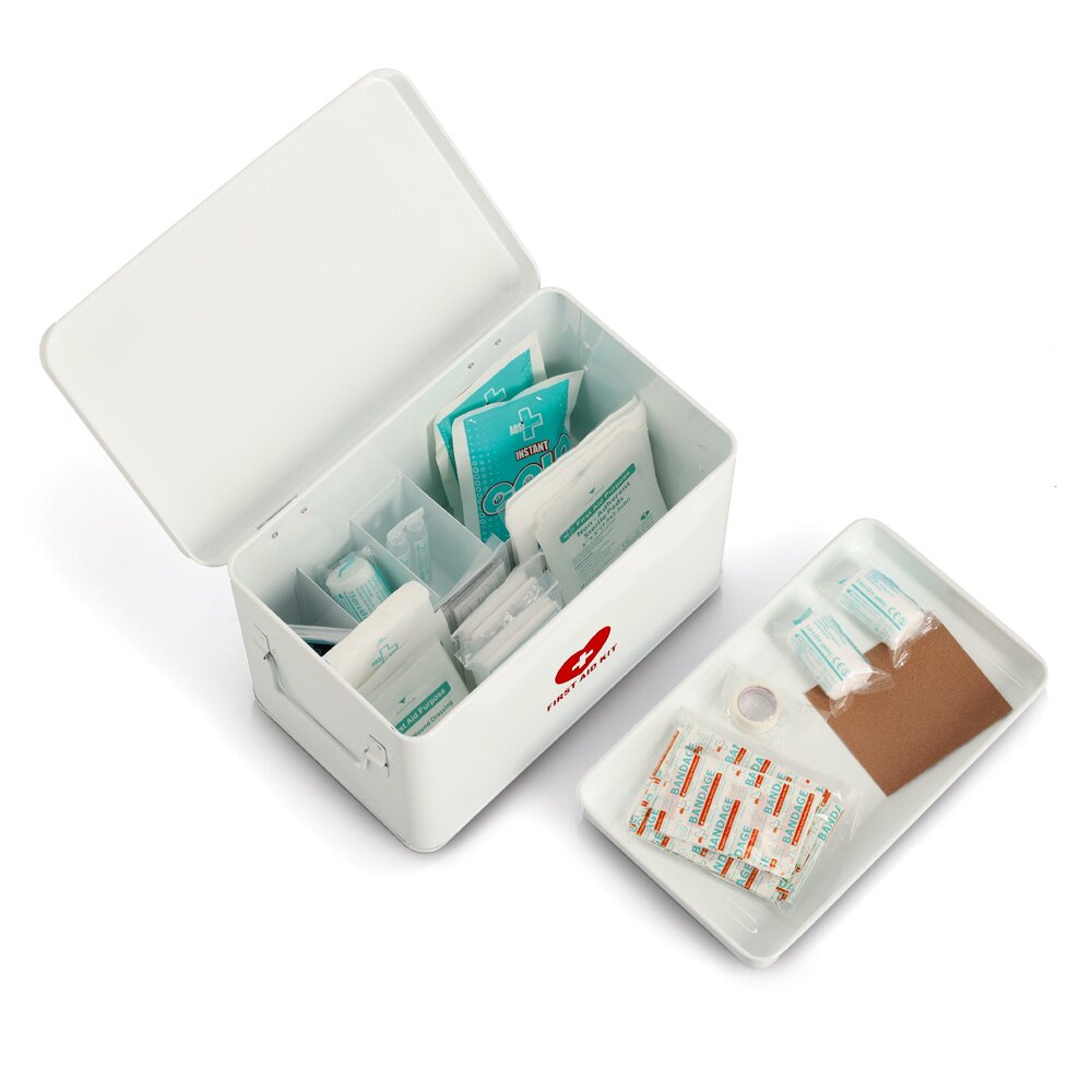 Offene weiße Medizinbox mit verschiedenen Erste-Hilfe-Materialien, von oben betrachtet.