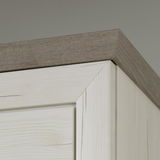 Nahaufnahme der oberen Ecke eines Garderobenschranks aus der Serie Camron/Benton mit Holzmaserung, Perspektive von unten.