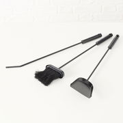 Kaminbesteck Mika, 4-teilig, bestehend aus Schaufel, Besen und Schürhaken, in schwarzer Farbe, auf weißem Hintergrund liegend, seitliche Perspektive.