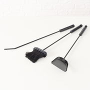 Kaminbesteck Mika, 4-teilig, bestehend aus Schaufel, Besen und Schürhaken, in schwarzer Farbe, auf weißem Hintergrund liegend, seitliche Perspektive.