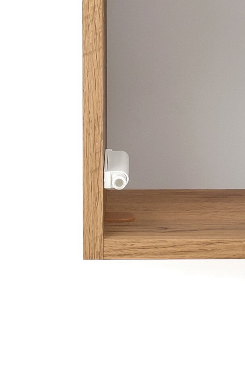 Nahaufnahme eines Hängeschranks aus Holz mit einem weißen Scharnier, seitliche Perspektive.