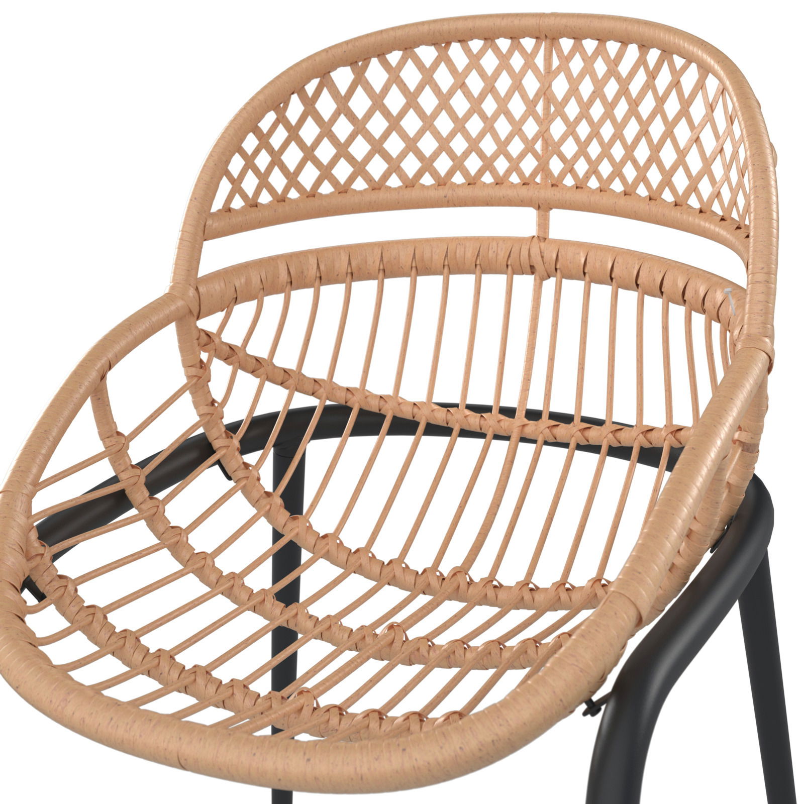 Nahaufnahme eines modernen Gartensessels mit geflochtenem Rattandesign und schwarzem Metallgestell, von oben betrachtet.