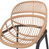 Nahaufnahme eines modernen Gartensessels mit geflochtenem Rattandesign und schwarzem Metallgestell, von oben betrachtet.