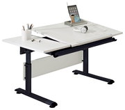 Moderner höhenverstellbarer Schreibtisch mit weißer Tischplatte und schwarzem Gestell, seitliche Perspektive. Ausgestattet mit Stifthalter, Kopfhörer und Tablet-Ständer.