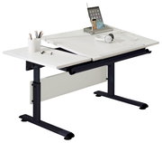 Moderner höhenverstellbarer Schreibtisch mit weißer Tischplatte und schwarzem Gestell, seitliche Perspektive. Ausgestattet mit Stifthalter, Kopfhörer und Tablet-Ständer.