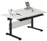 Moderner höhenverstellbarer Schreibtisch mit weißer Tischplatte und schwarzem Gestell, seitliche Perspektive. Ausgestattet mit Stifthalter, Kopfhörer und Tablet-Ständer.