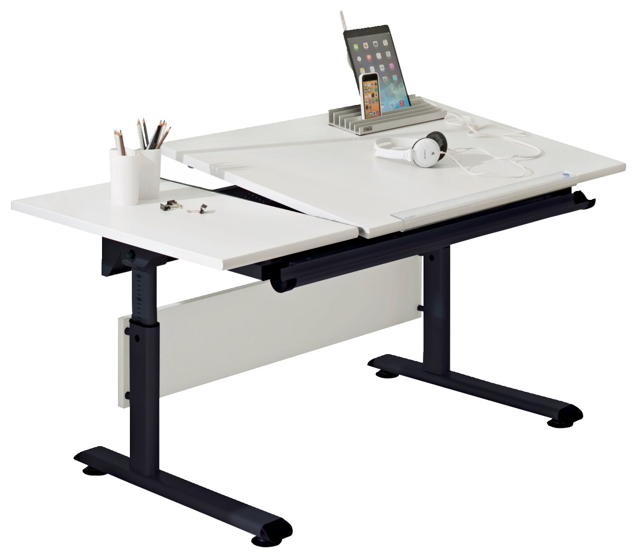 Moderner höhenverstellbarer Schreibtisch mit weißer Tischplatte und schwarzem Gestell, seitliche Perspektive. Ausgestattet mit Stifthalter, Kopfhörer und Tablet-Ständer.