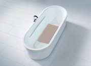 Vogelperspektive auf eine weiße Badewanne mit einer taupefarbenen Wanneneinlage Mirasol.
