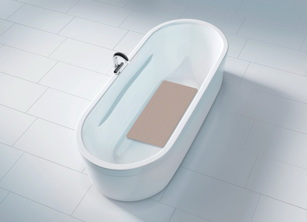 Vogelperspektive auf eine weiße Badewanne mit einer taupefarbenen Wanneneinlage Mirasol.