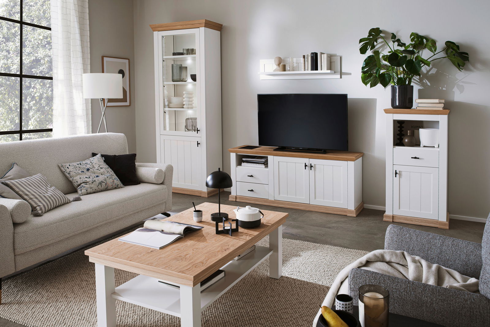 Moderner Couchtisch aus Holz mit weißem Gestell in einem stilvoll eingerichteten Wohnzimmer, seitliche Perspektive.