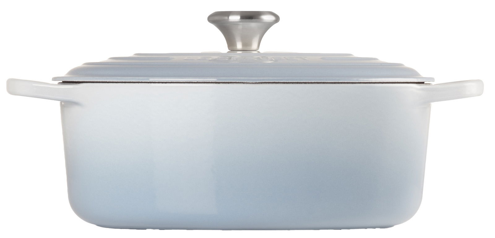 Rechteckiger Bräter in Meerblau mit Deckel und silbernem Griff, seitliche Perspektive