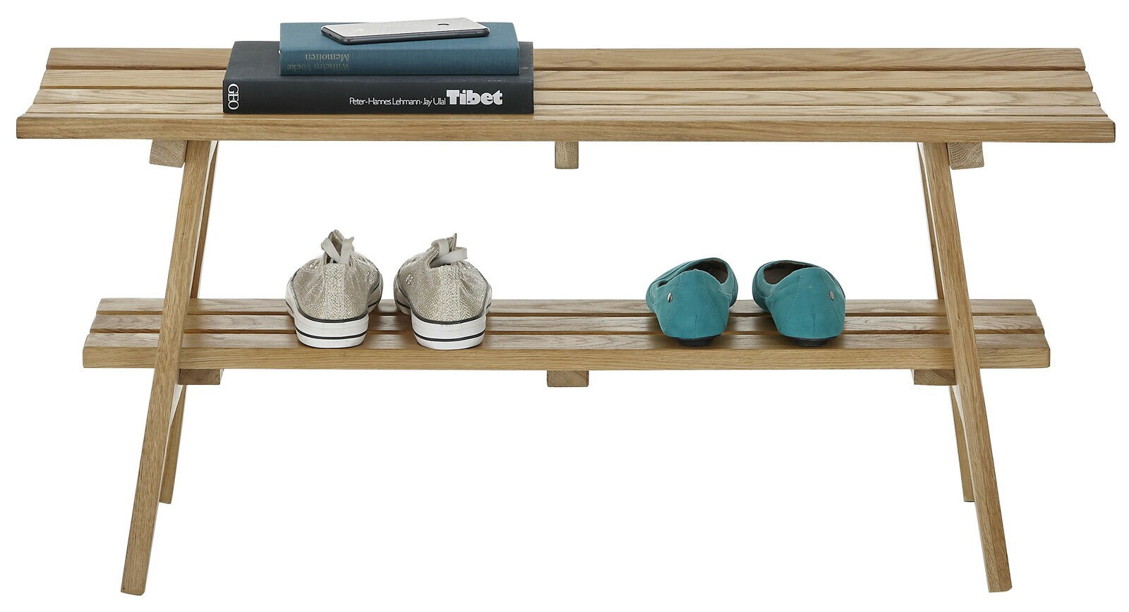 Garderobenbank aus Holz mit zwei Ebenen, auf der oberen Ebene liegen Bücher und ein Tablet, auf der unteren Ebene stehen zwei Paar Schuhe. Frontalansicht.