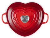 Rote herzförmige Le Creuset Gourmet Profitopf von oben mit zwei Griffen und silbernem Knauf in der Mitte.