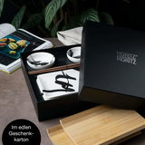 Sushi Set 10-teilig in edlem Geschenkkarton, bestehend aus Schalen, Stäbchen und Teller mit schwarzer Schrift, von oben fotografiert.