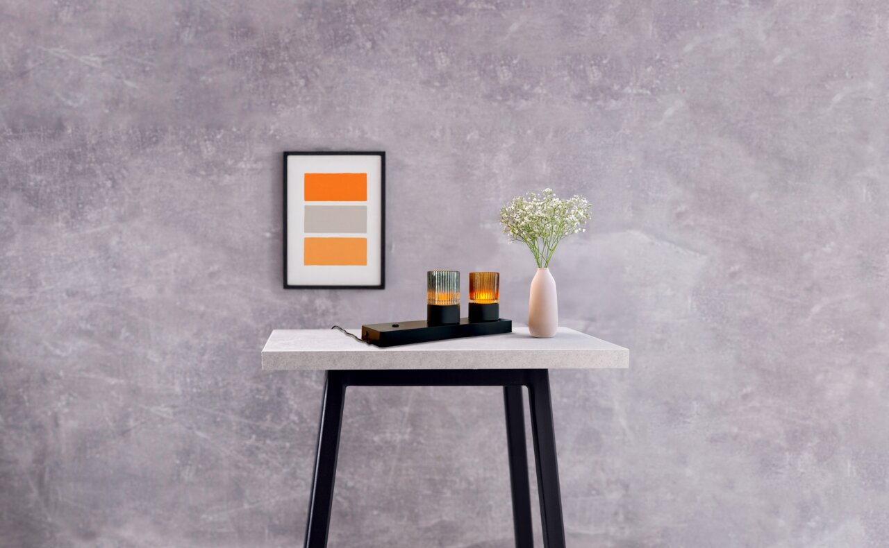 Tisch mit Akku-Windlicht und Vase, seitliche Perspektive