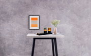 Tisch mit Akku-Windlicht und Vase, seitliche Perspektive