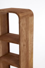 Nahaufnahme eines hölzernen Standregals mit abgerundeten Ecken, seitliche Perspektive