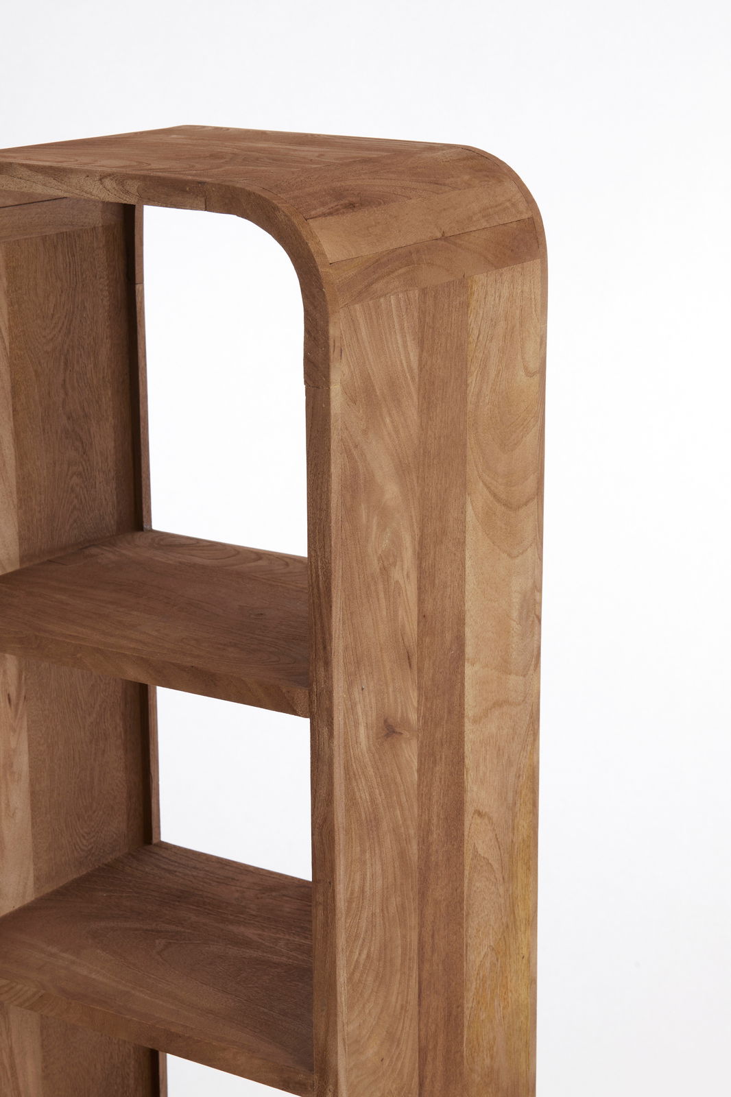 Nahaufnahme eines hölzernen Standregals mit abgerundeten Ecken, seitliche Perspektive