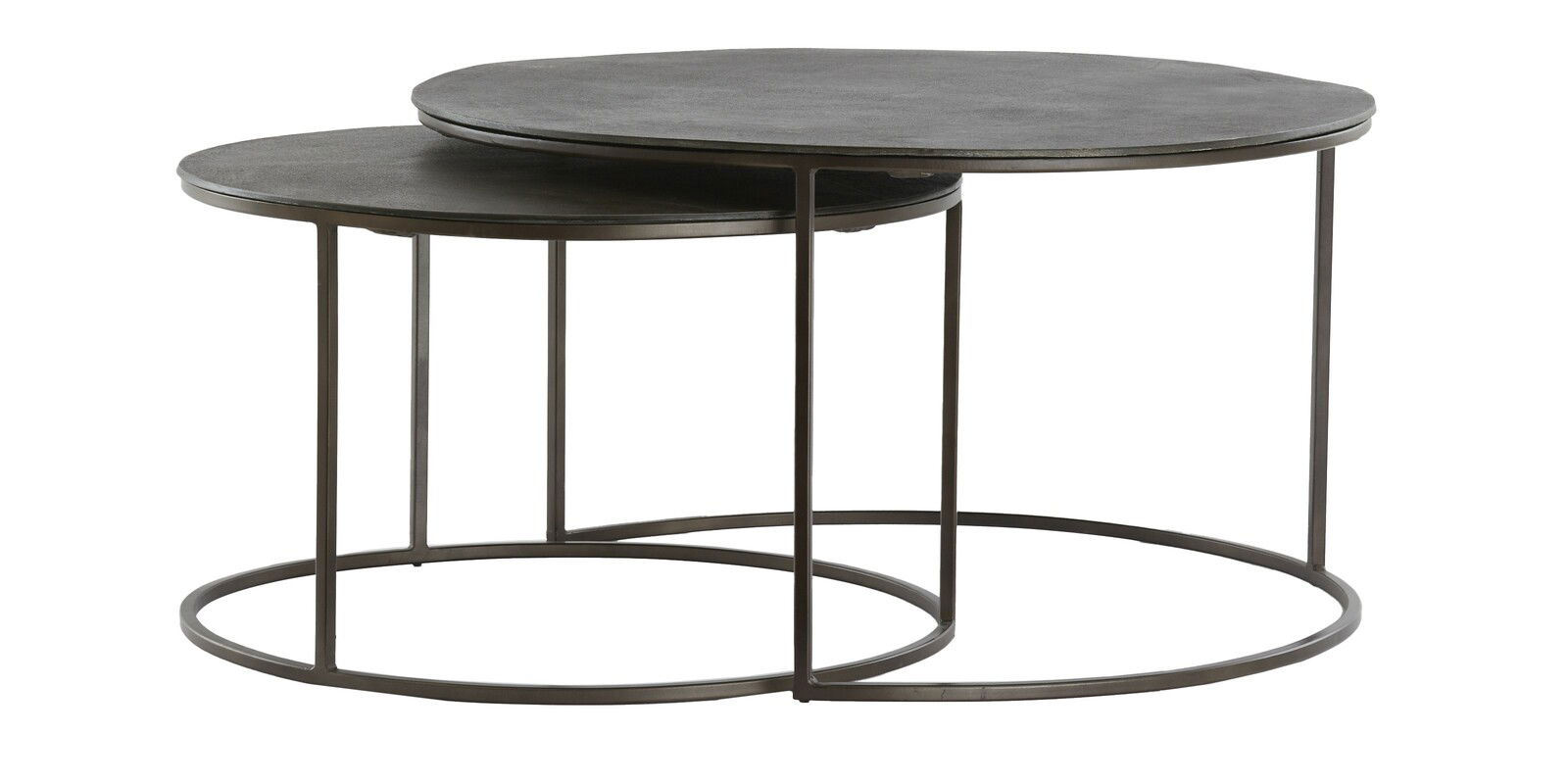 Zwei runde Couchtische in unterschiedlichen Größen, ineinander verschachtelt, mit Metallgestell und dunkler Tischplatte. Seitenansicht.