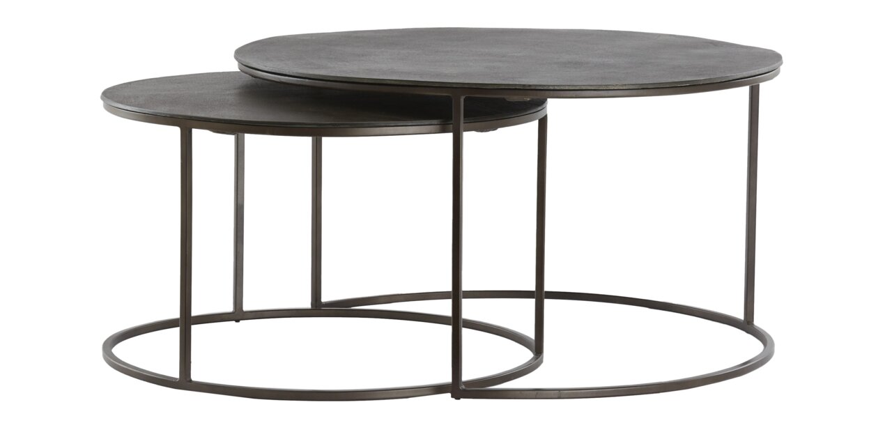 Zwei runde Couchtische in unterschiedlichen Größen, ineinander verschachtelt, mit Metallgestell und dunkler Tischplatte. Seitenansicht.
