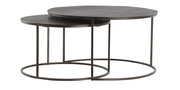 Zwei runde Couchtische in unterschiedlichen Größen, ineinander verschachtelt, mit Metallgestell und dunkler Tischplatte. Seitenansicht.