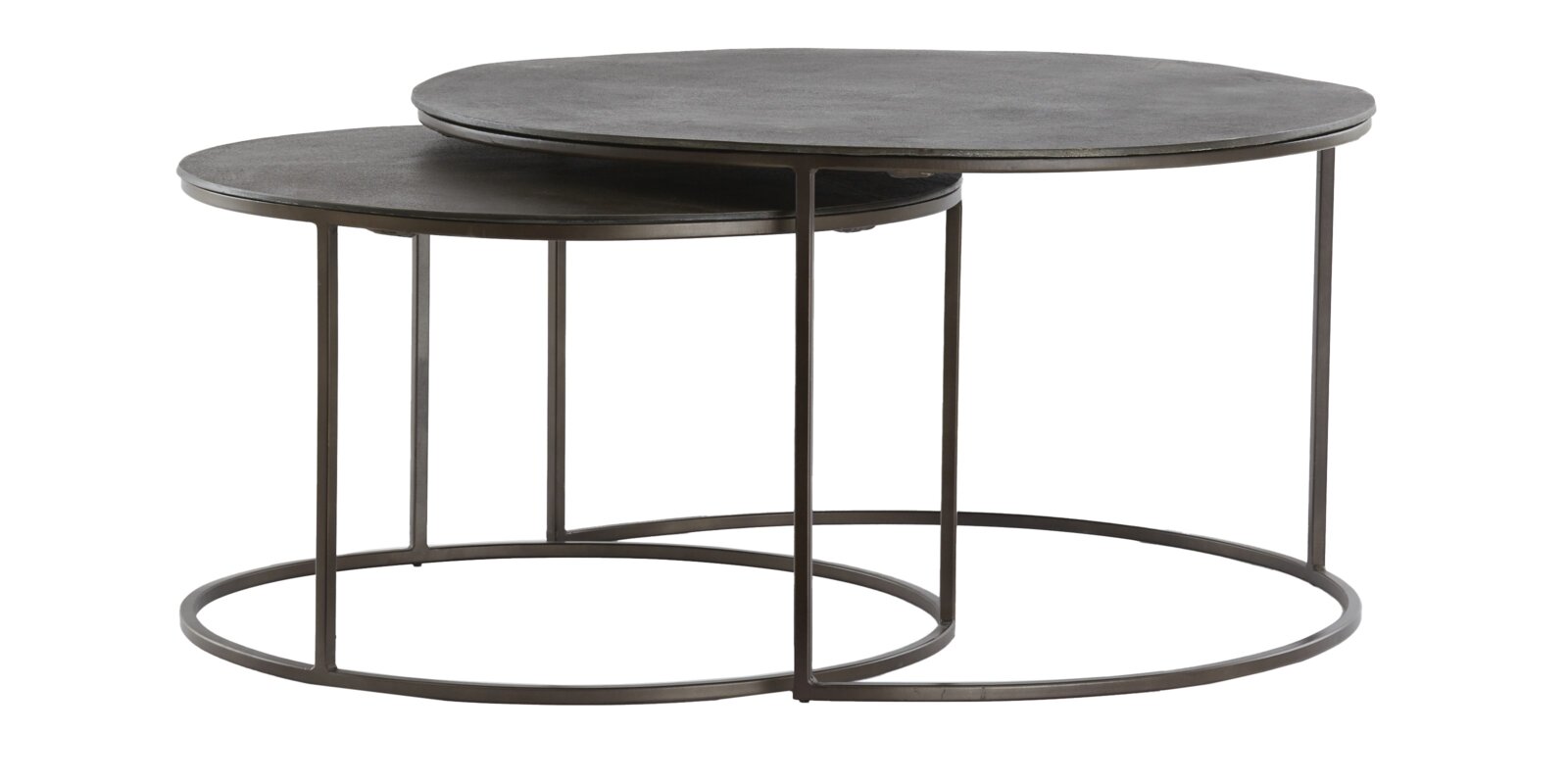 Zwei runde Couchtische in unterschiedlichen Größen, ineinander verschachtelt, mit Metallgestell und dunkler Tischplatte. Seitenansicht.