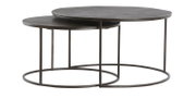 Zwei runde Couchtische in unterschiedlichen Größen, ineinander verschachtelt, mit Metallgestell und dunkler Tischplatte. Seitenansicht.