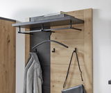 Garderobenpaneel aus Holz mit schwarzem Regal und Haken, seitliche Perspektive. Eine Jacke und eine Tasche sind aufgehängt.