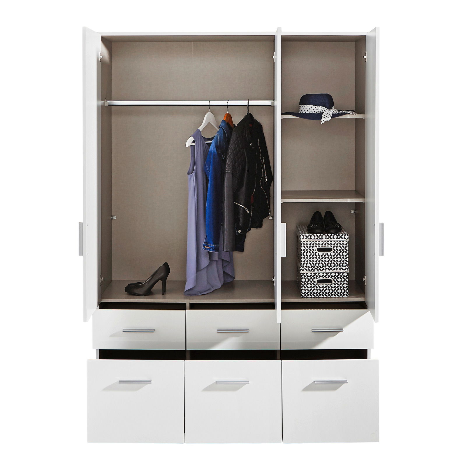 Geöffneter dreitüriger Drehtürenschrank mit Kleiderstange, Regalfächern und Schubladen, frontal betrachtet.