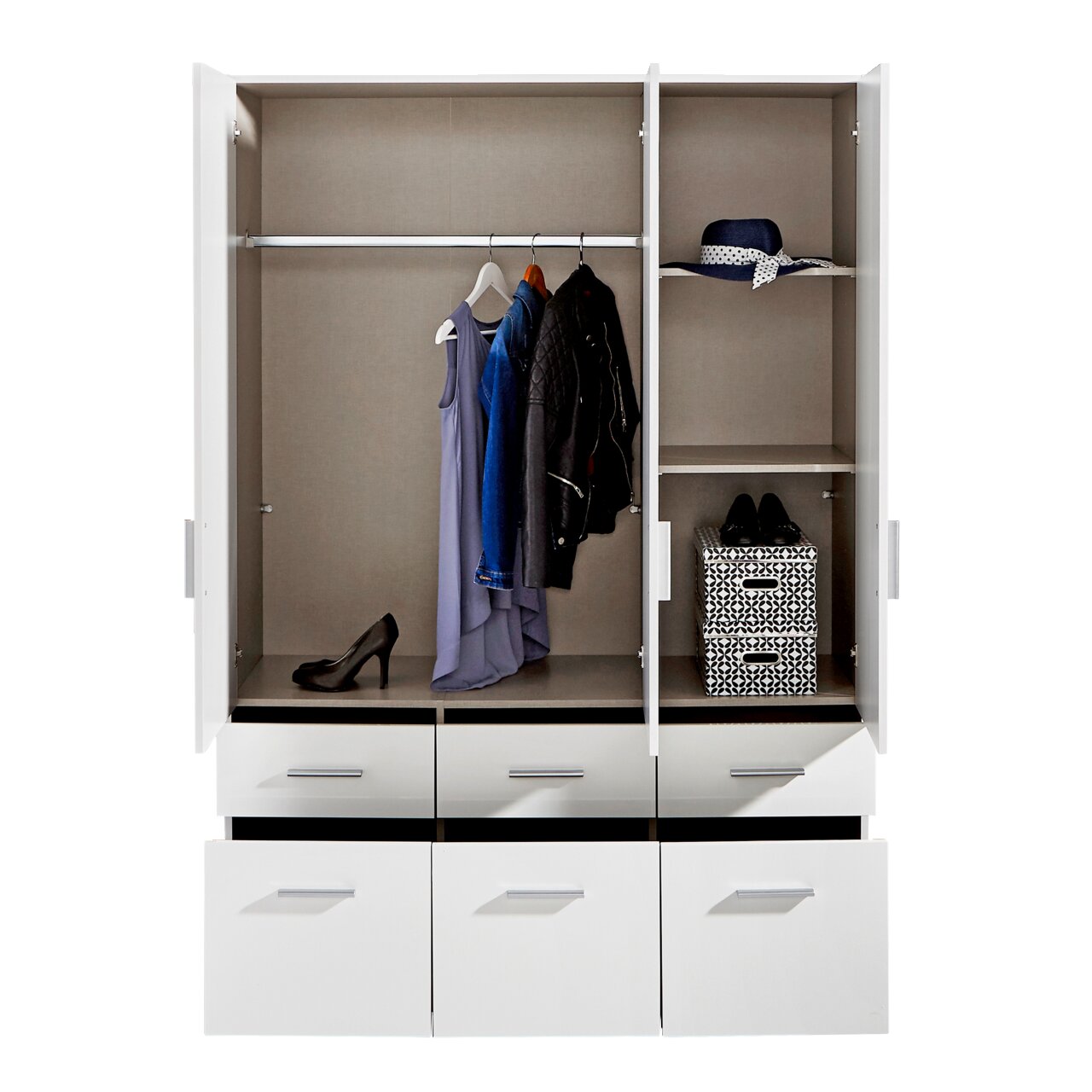 Geöffneter dreitüriger Drehtürenschrank mit Kleiderstange, Regalfächern und Schubladen, frontal betrachtet.