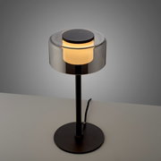 Moderne Tischleuchte RIKA mit schwarzem Sockel und rauchgrauem Glasschirm, seitliche Perspektive