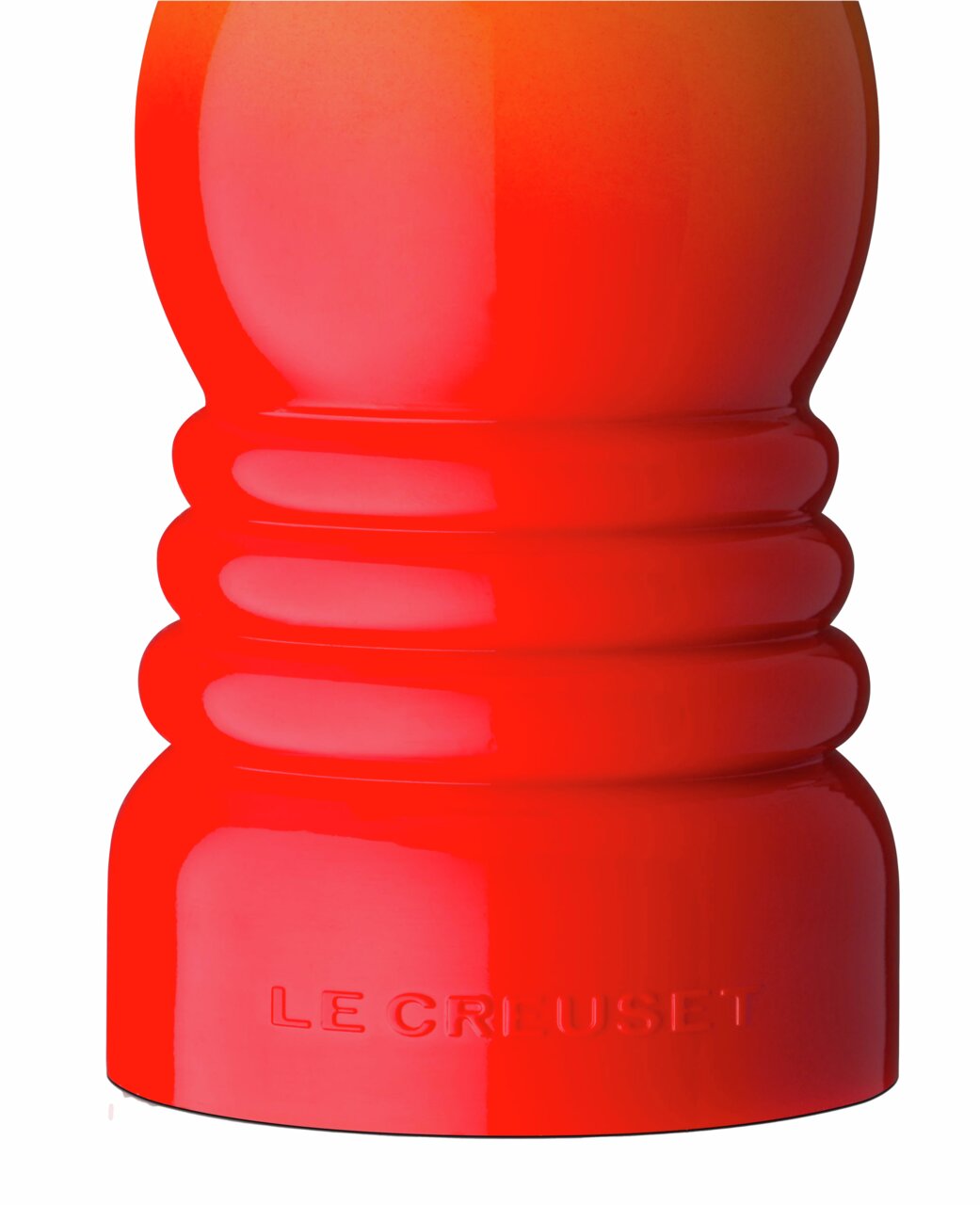 Nahaufnahme einer ofenroten Pfeffermühle von Le Creuset, seitliche Perspektive.