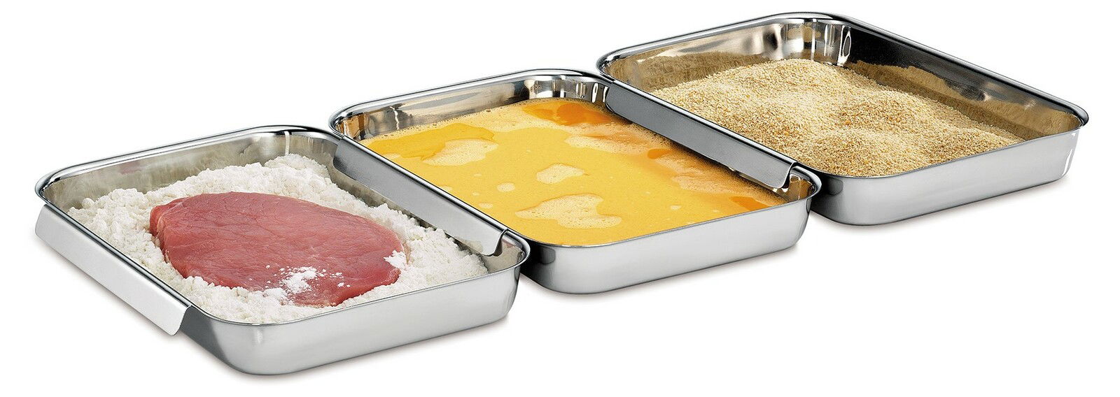 Drei Edelstahlbehälter in einer Reihe, gefüllt mit Mehl und Fleisch, Ei und Paniermehl, aus einer leicht erhöhten Perspektive.