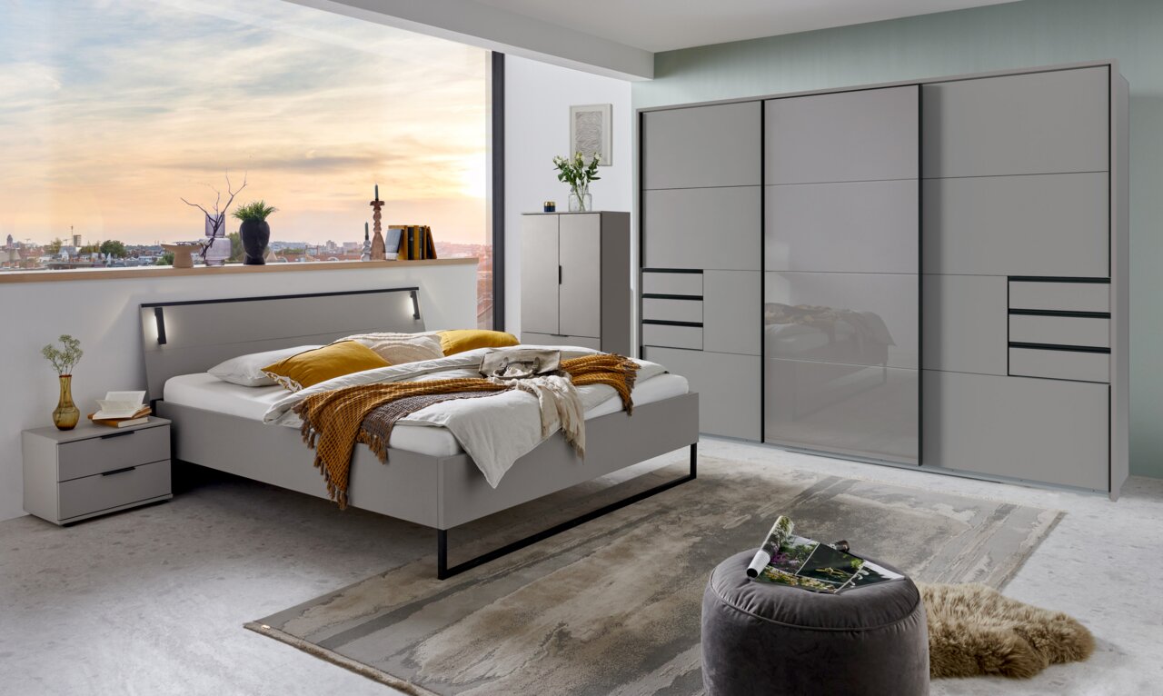 Moderne Nachtkommode in einem stilvollen Schlafzimmer, seitliche Perspektive